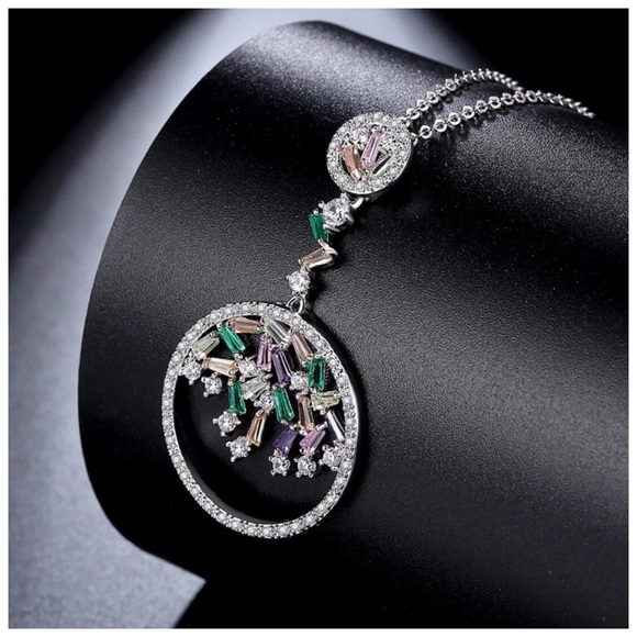 🎁 Swarovski Crystals The Imalia Circle Necklace - Picture 2 of 4